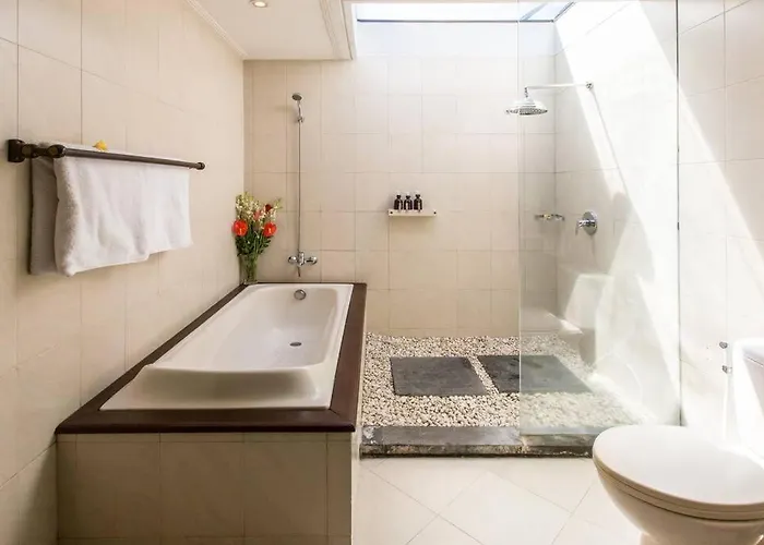 2 Bedroom Private Pool Walking Distance To The
